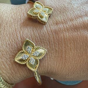 Stunning solid 18k Yellow Gold Flower Motif Bangle – 7.8 Grams